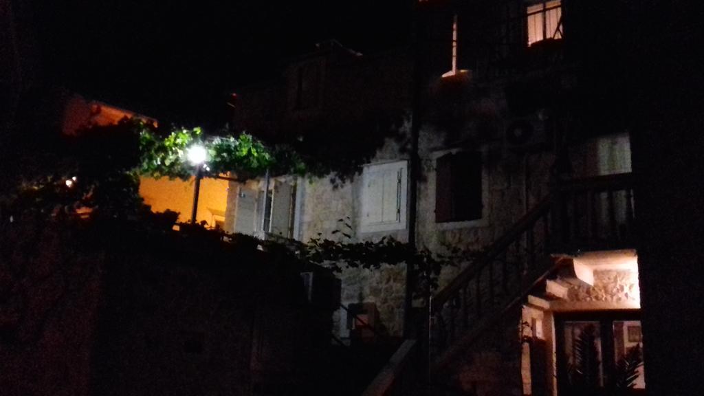 Apartments Donika Komiža Esterno foto